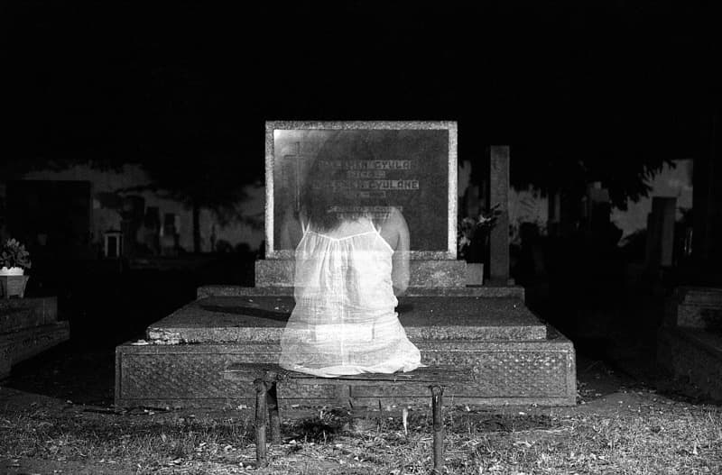 墓跡に漂う不気味な幽霊