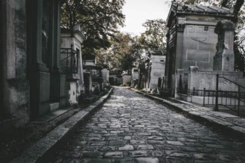 墓地の道
